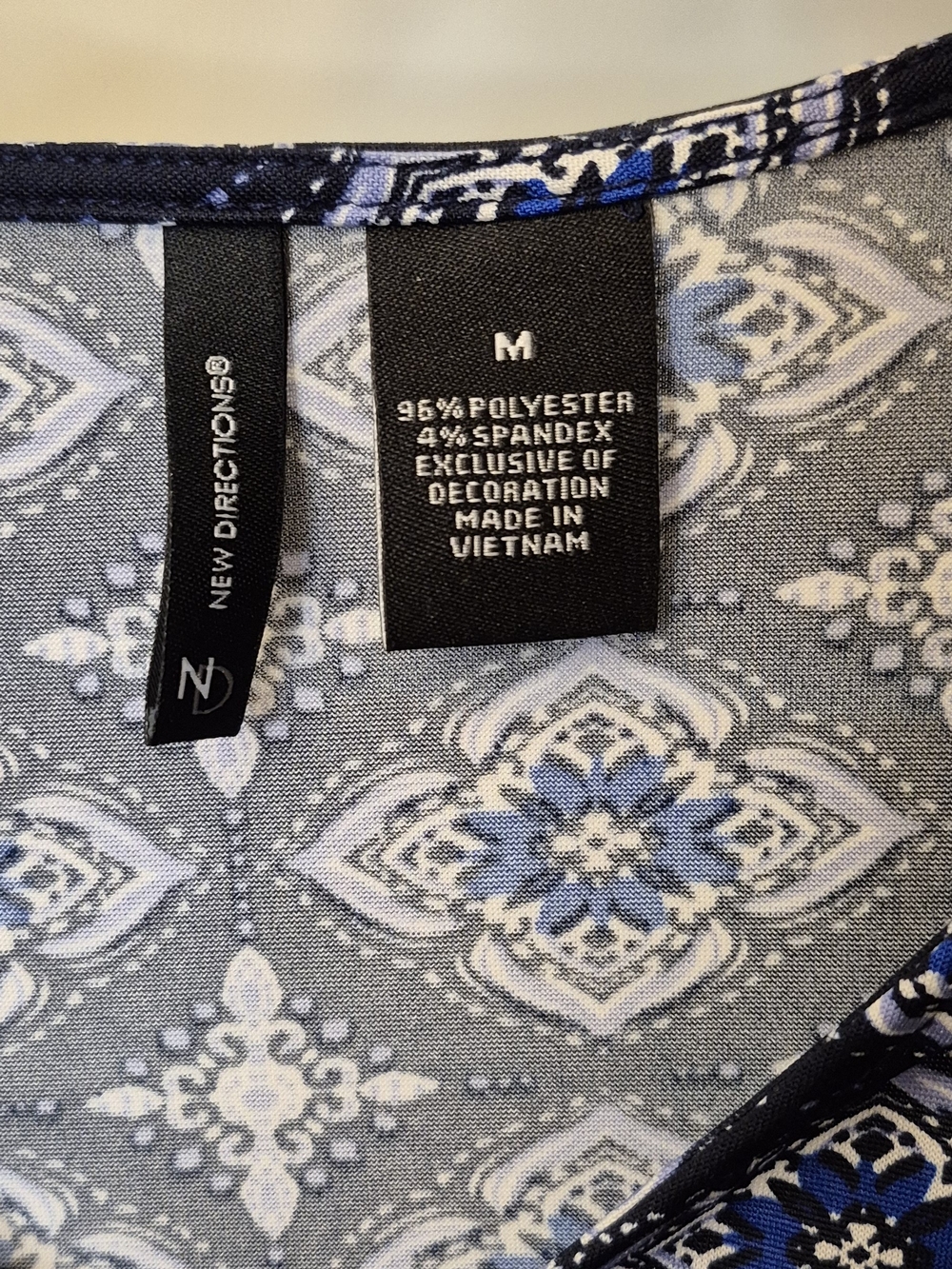 New directions Blue and White Geometric V-Neck Tunic Sz Medium - Picture 4 of 5
